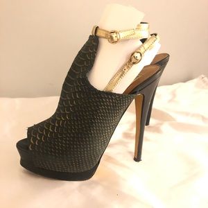 Steve Madden  black heel shoe